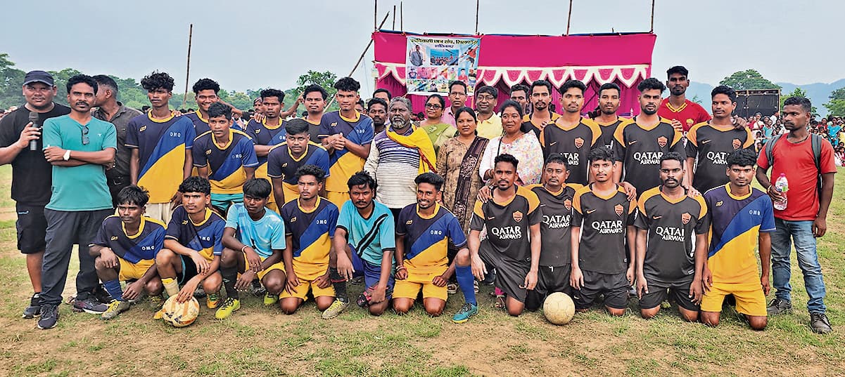 Chaibasa News : दी लीजेंड इज बैक टू फाइट की टीम बनी विजेता