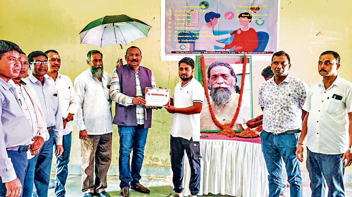 Seraikela Kharsawan News : 285 लोगों की हुई स्वास्थ्य जांच, 50 यूनिट रक्त संग्रह