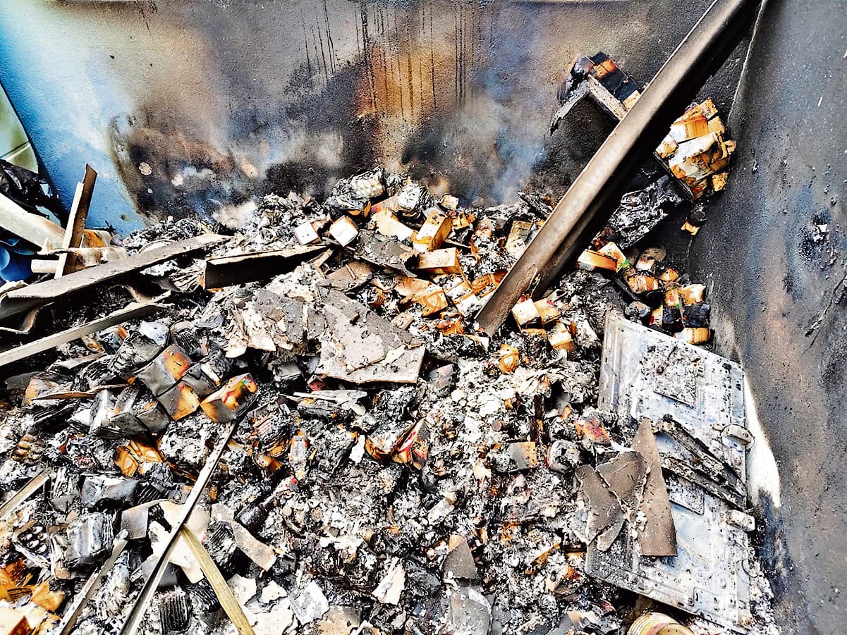 Seraikela Kharsawan News : शॉर्ट सर्किट से विशाखा ड्रग डिस्ट्रीब्यूटर की दुकान में लगी आग