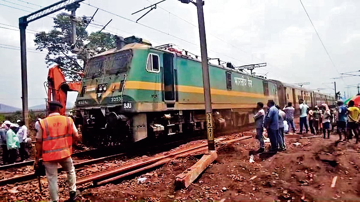 Seraikela Kharsawan News : 30 घंटे बाद चांडिल-नीमडीह अप लाइन से ट्रेनों का परिचालन शुरू