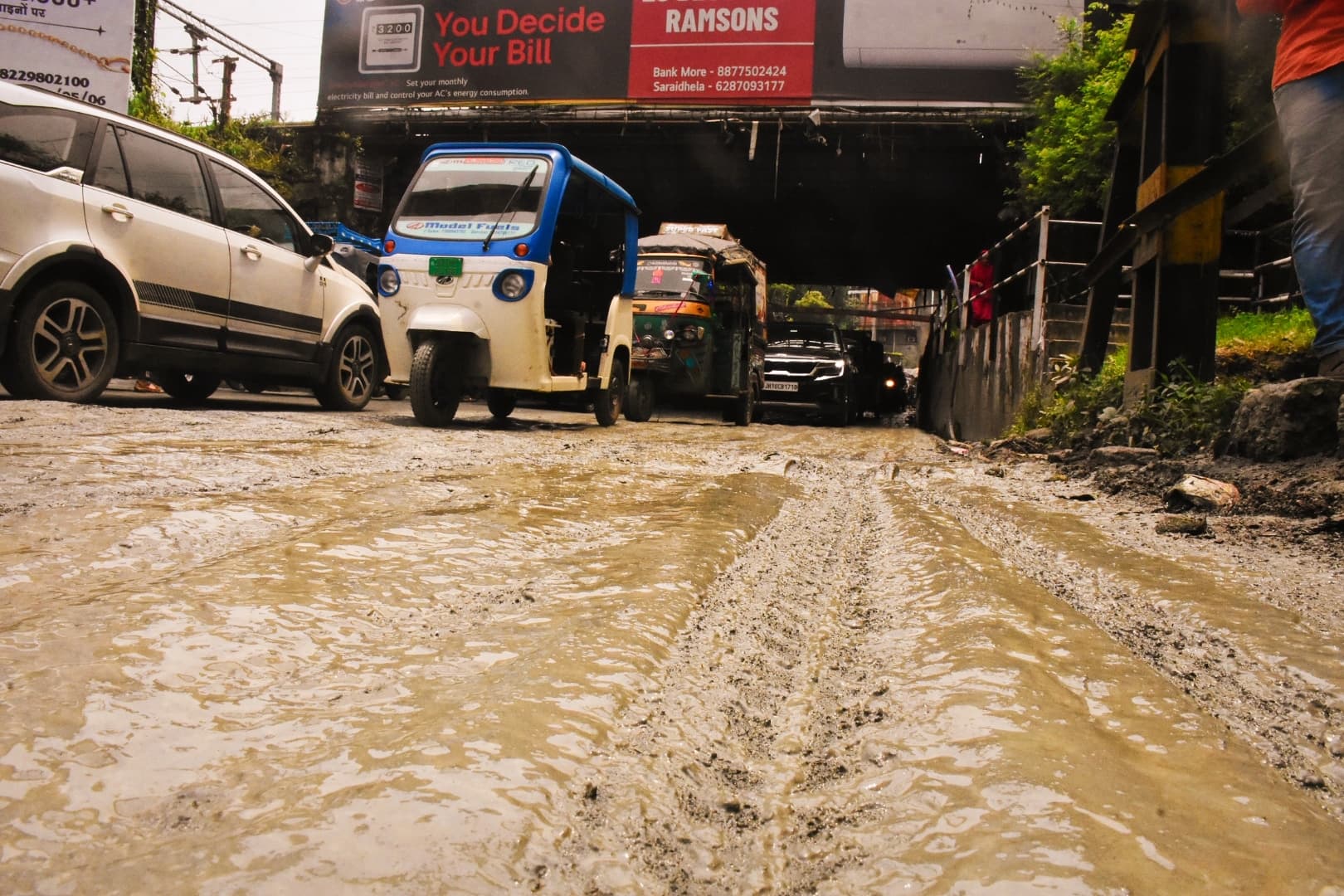 Dhanbad News : गया पुल अंडरपास पर राजनीति तेज, पक्ष और विपक्ष में उतरे लोग, परेशानी बरकरार