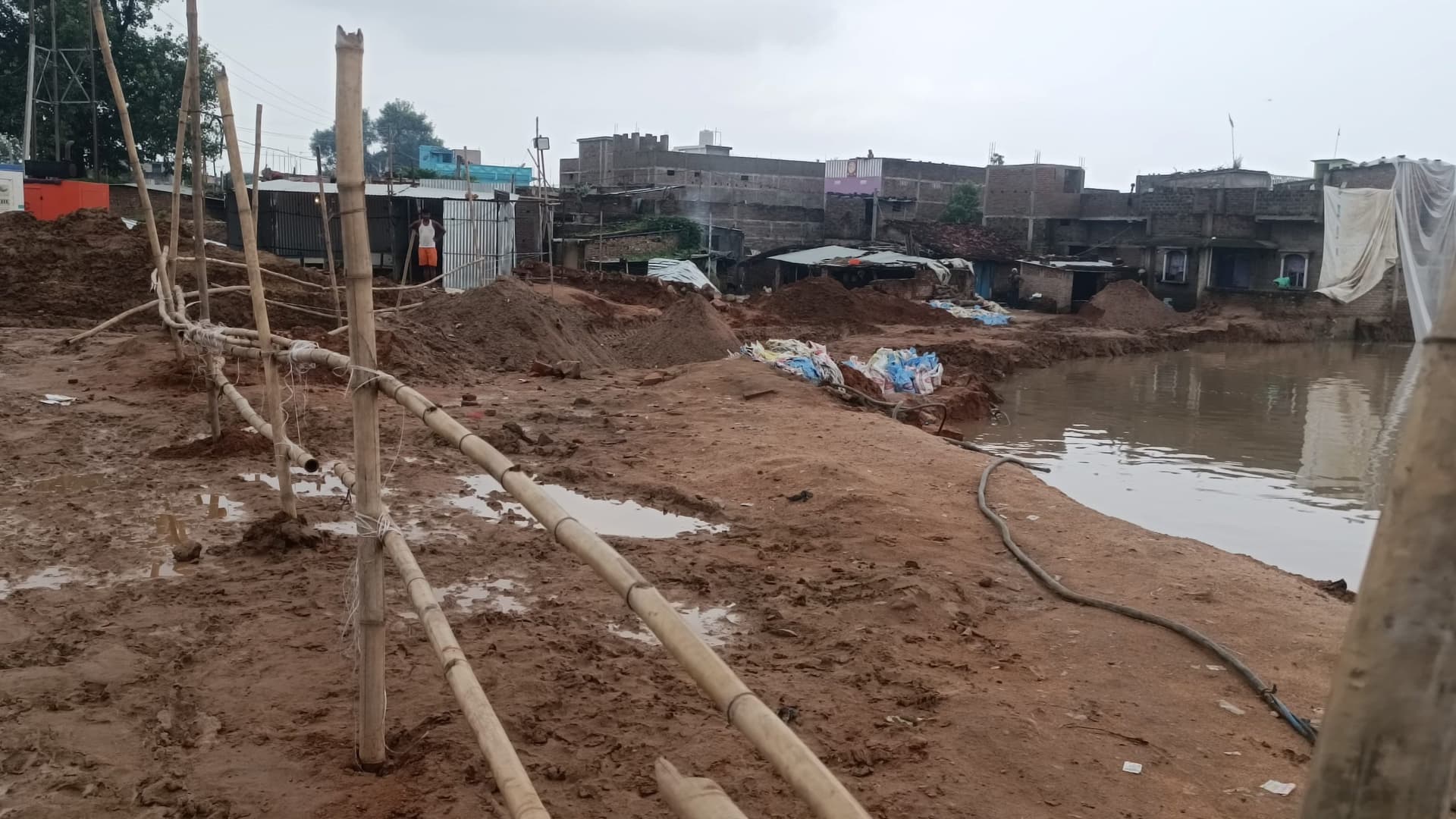 डकरा नाला परियोजना के पंप हाउस में पहुंचा पानी, कामकाज ठप