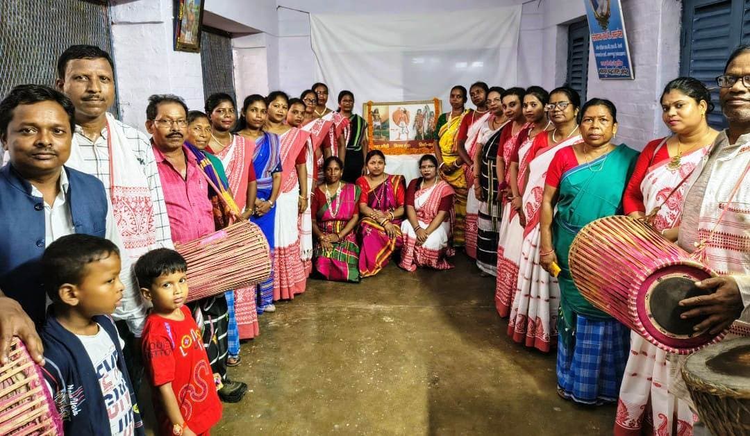 आदिवासी समाज हमें सतत व संतुलित जीवन जीने की देता प्रेरणा