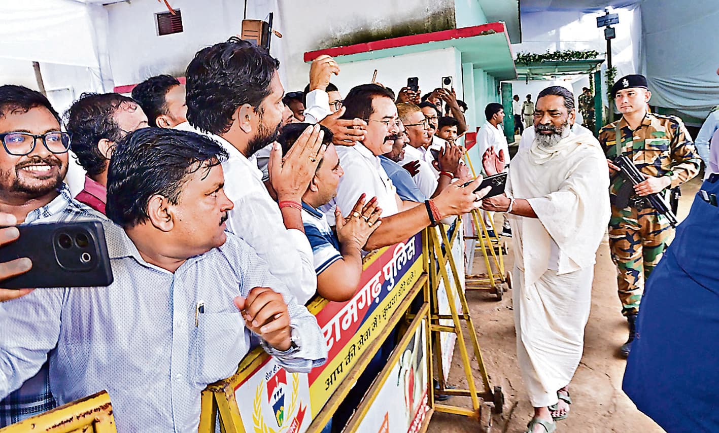 Ranchi news : शिबू सोरेन के श्राद्धकर्म की तैयारी जोरों पर, नेमरा में चार हेलीपैड और छह बड़े पंडाल बनकर तैयार