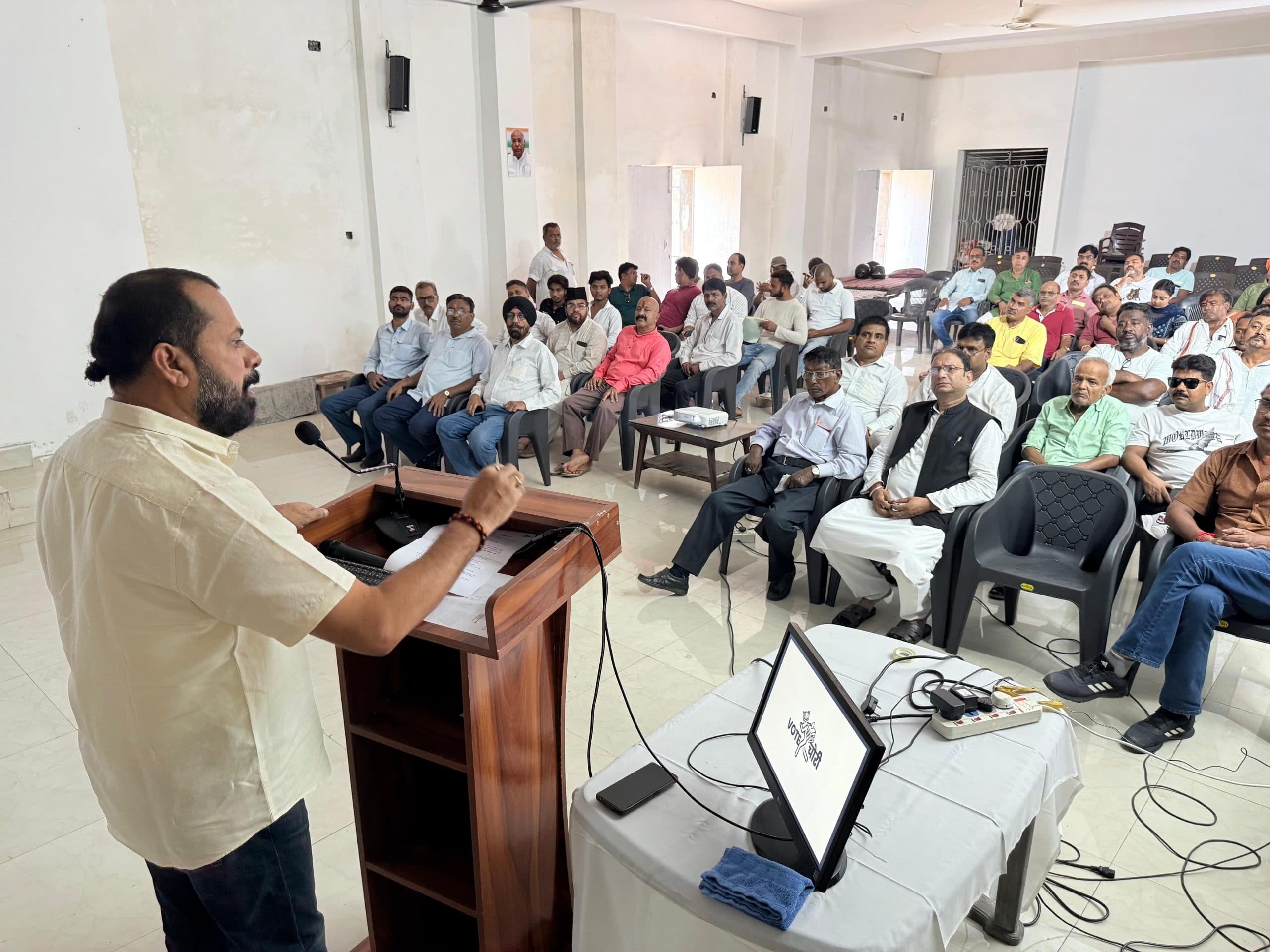 Jamshedpur News : बूथ पर फर्जीवाड़ा रोकने में हर कांग्रेसी निभाये जिम्मेदारी : आनंद बिहारी दूबे