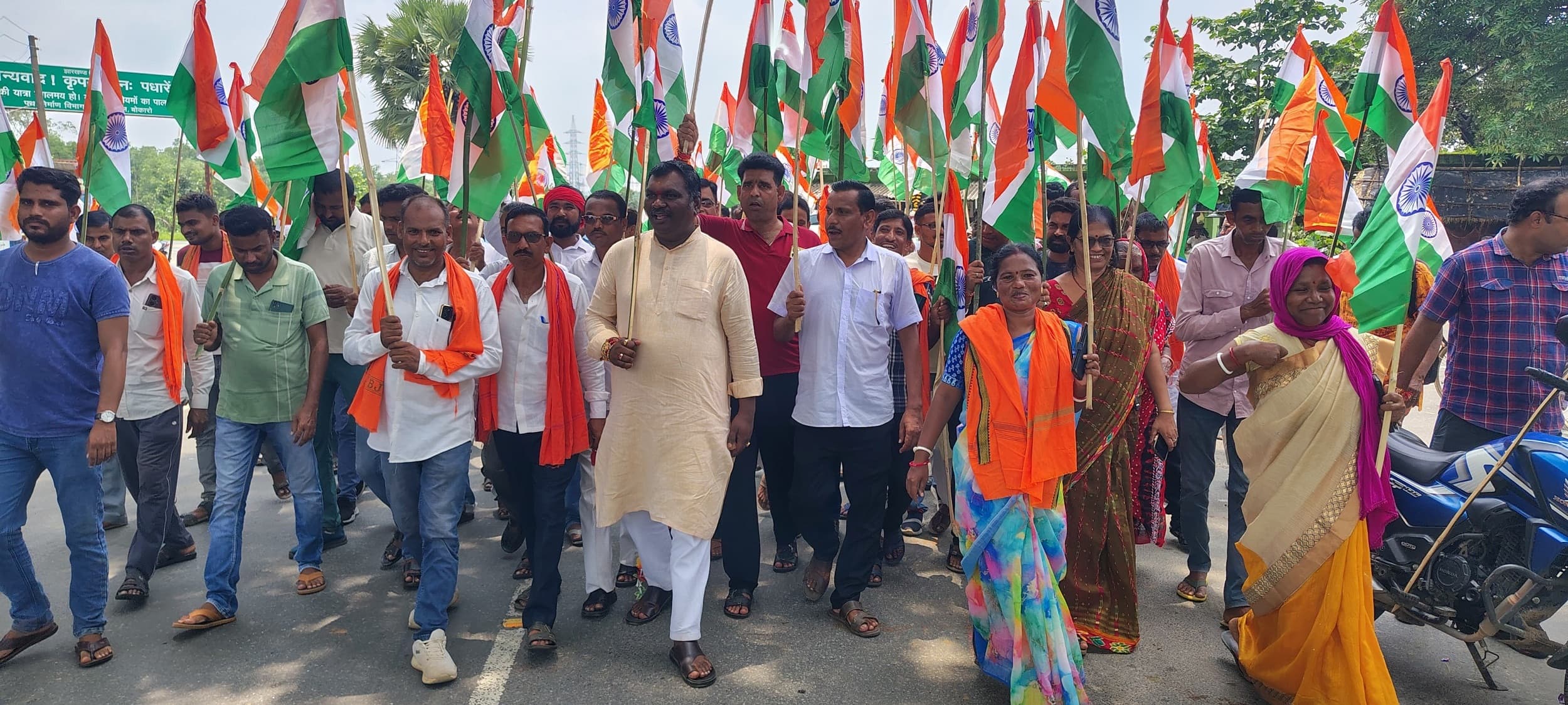 Bokaro News : भाजपा ने चंदनकियारी में निकाली तिरंगा यात्रा