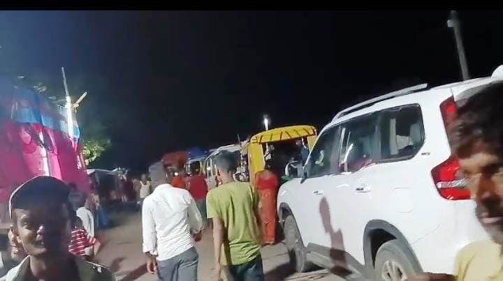 Bhagalpur news खाद्यान्न वितरण में लापरवाही से आक्रोशित बाढ़ पीड़ितों ने लगाया जाम