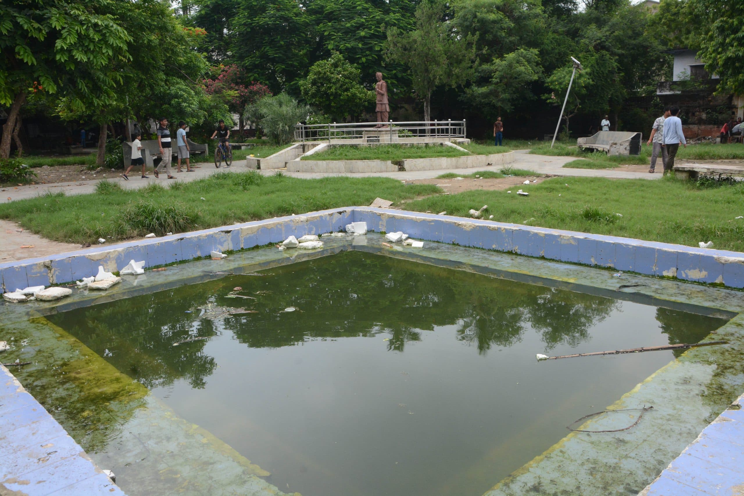 Patna News : कांग्रेस मैदान में फैला है कचरा, पेयजल व शौचालय की व्यवस्था नदारद