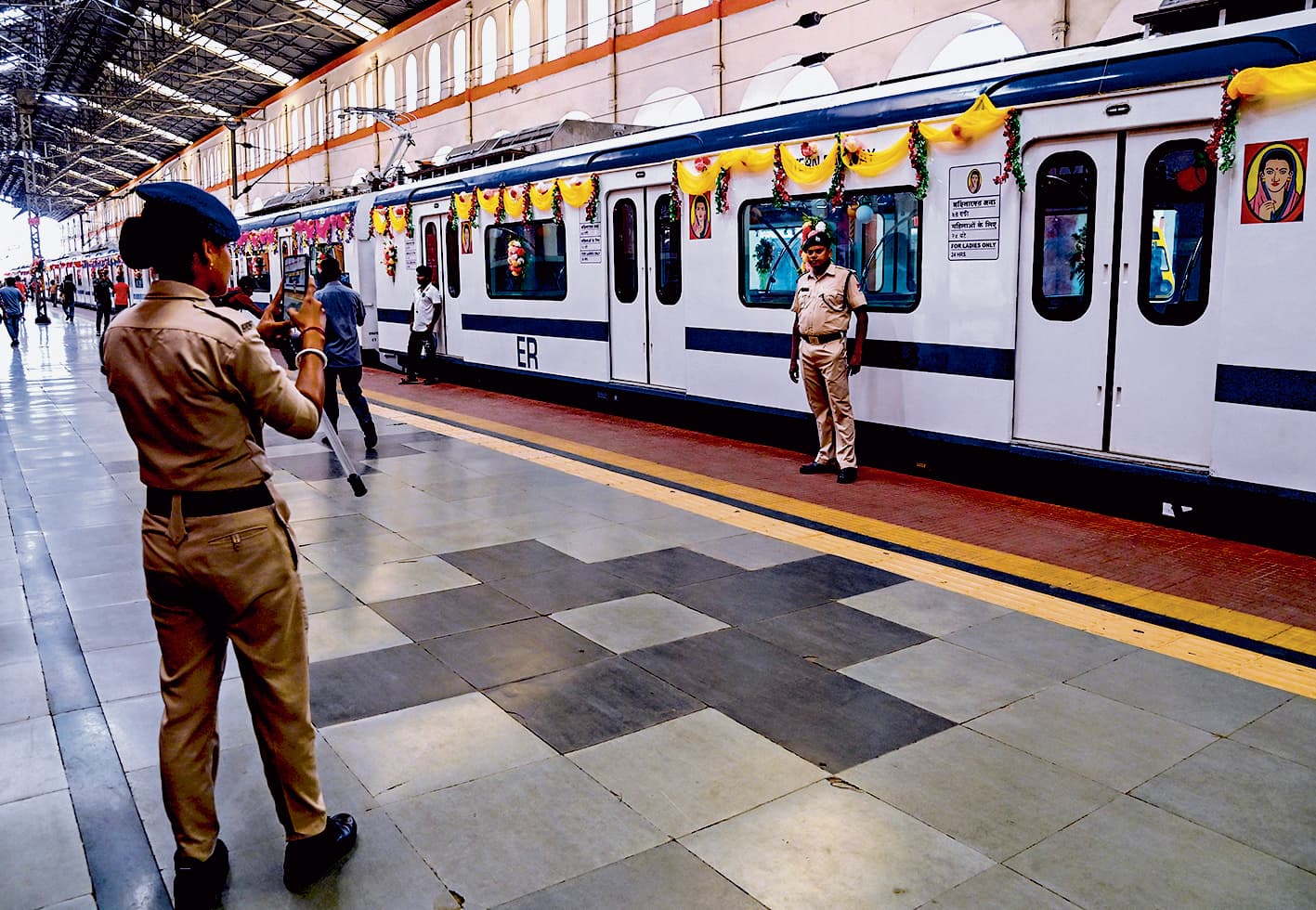 स्वतंत्रता दिवस से पहले राज्य को मिली पहली एसी लोकल ट्रेन की सौगात