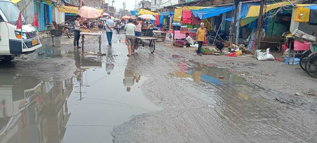 Saran News : शहर के प्रमुख बाजारों में बाढ़ के बाद अब गंदगी ने बढ़ायी मुश्किलें, बदबू से लोग हुए परेशान