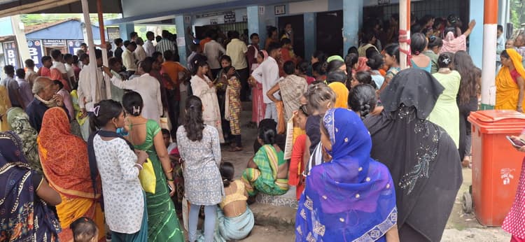 Saran News : छपरा सदर अस्पताल में मरीजों की भारी भीड़, इलाज के लिए पहुंचे सैकड़ों लोग