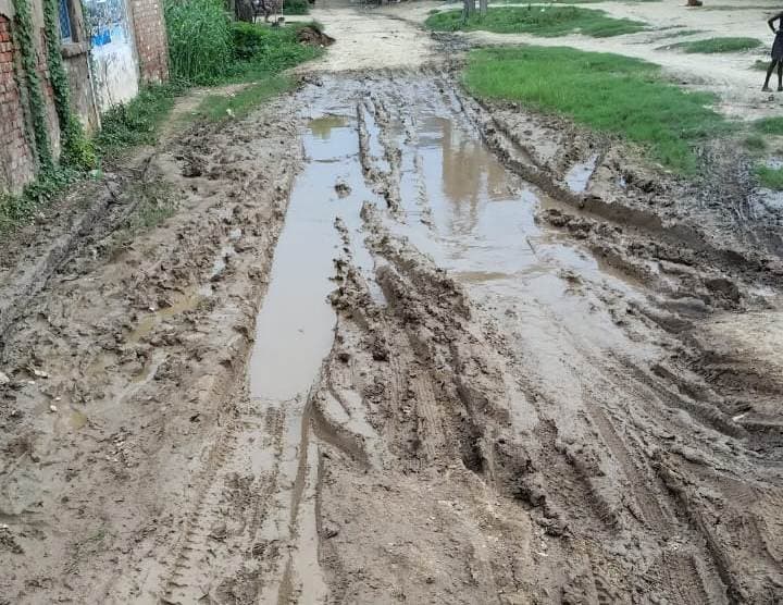 Saran News : हरिहर चौक पर नाला का निर्माण नहीं होने से रोड पर बह रहा नाले का गंदा पानी