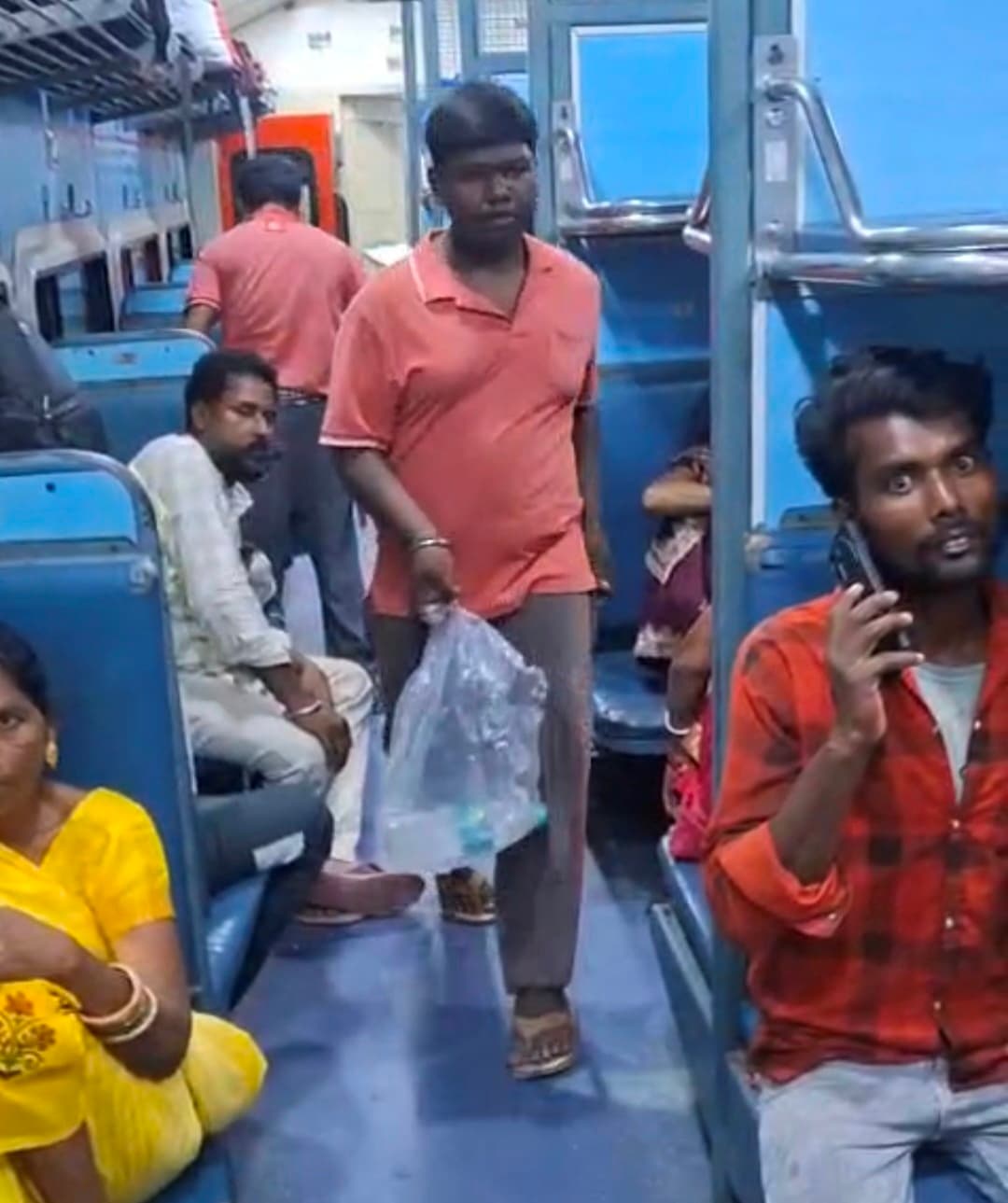 Saran News : छपरा जंक्शन पर अवैध वेंडरों की बढ़ रही मनमानी, नाबालिग भी खुलेआम कर रहे बिक्री