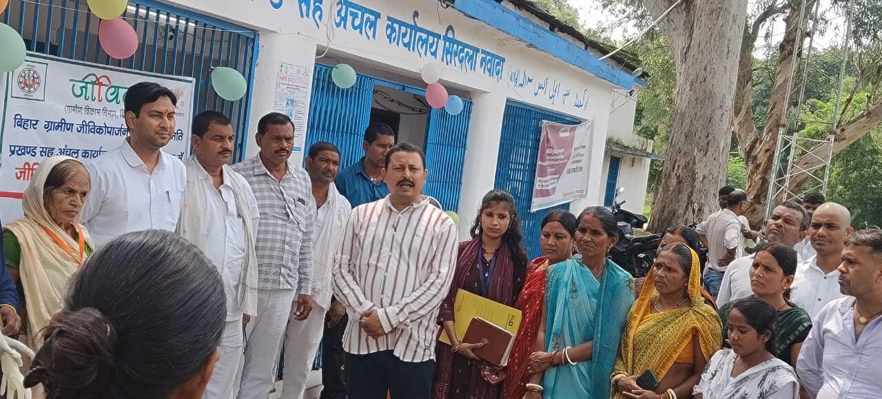 अंचल कार्यालय में तीन जीविका दीदियों की सफाईकर्मी के रूप में बहाली