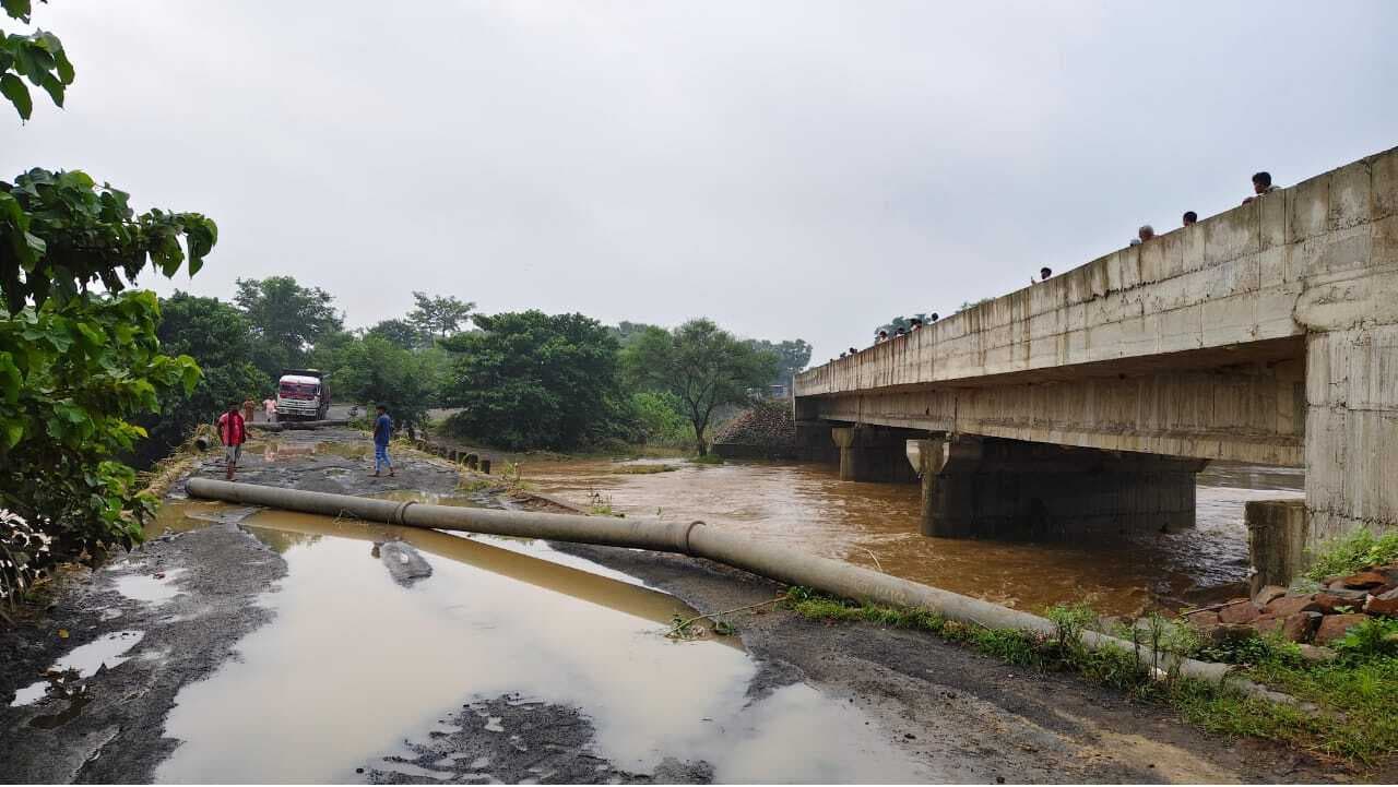 तेज बारिश से ब्राह्मणी नदी उफान पर, सतिघाटा तिरपीतिया पुल से आवागमन ठप