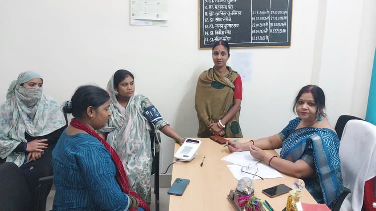 hajipur news. शिविर में गर्भवतियों की हुई एचआइवी व शुगर जांच