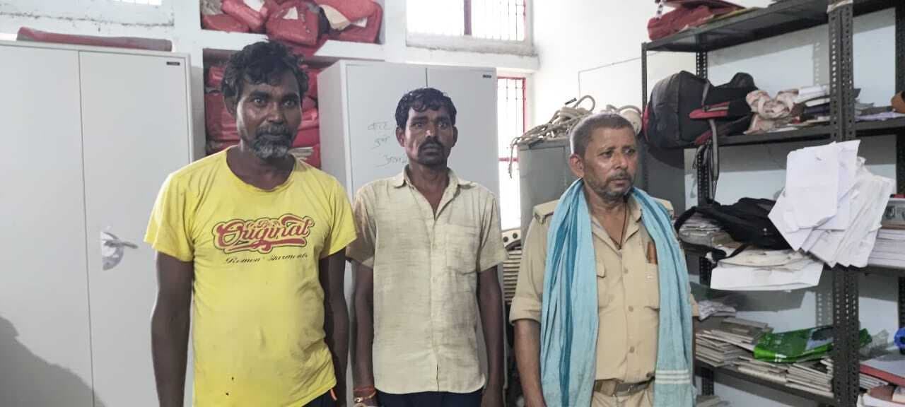 शराब पीकर झगड़ा कर रहे दो भाइयों को पुलिस ने पकड़ा