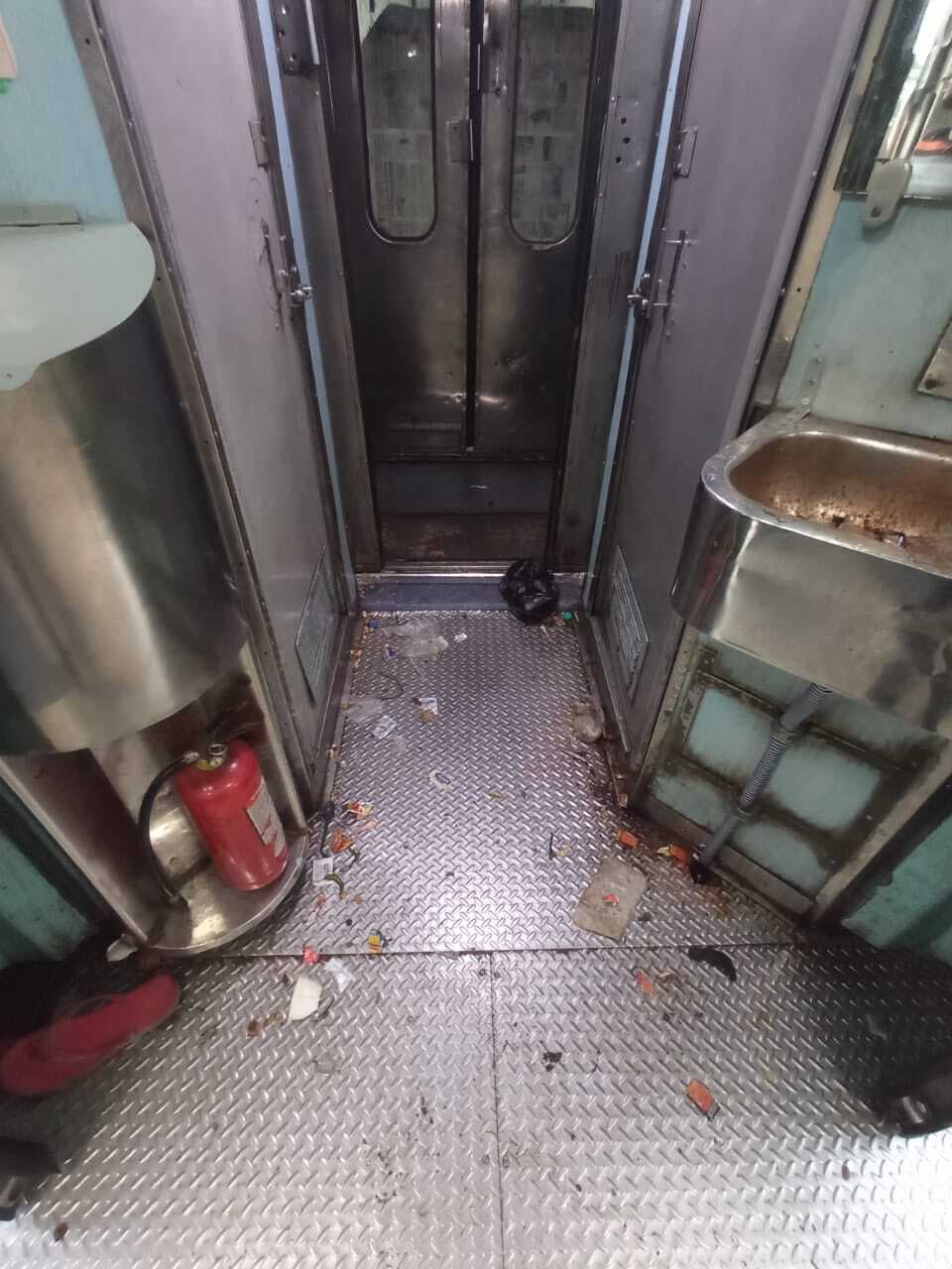 पुणे-दानापुर एक्सप्रेस में सफाई की हालत बदहाल, कोचों में गंदगी का अंबार