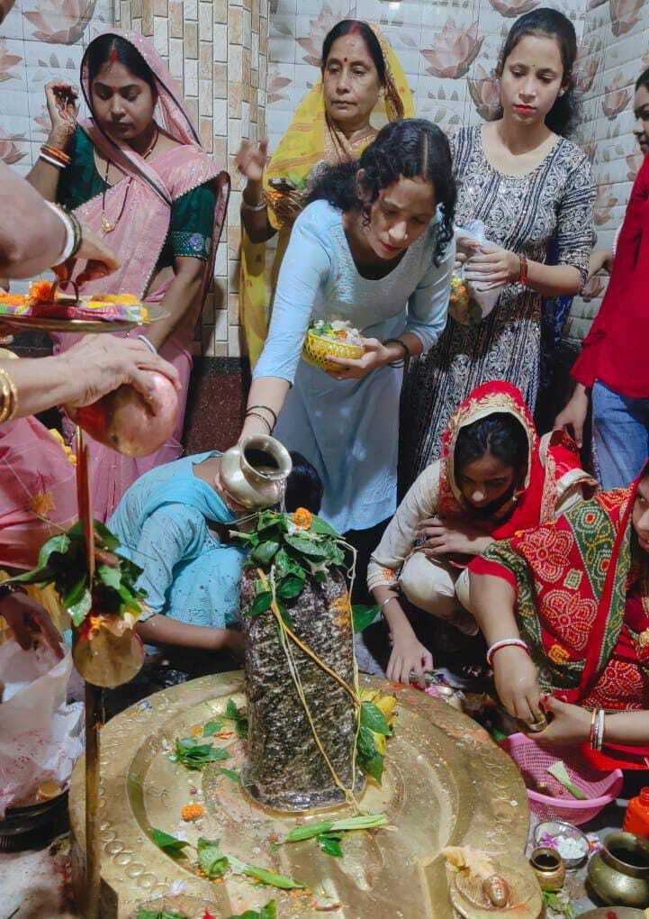 बांग्ला सावन की अंतिम सोमवारी पर मंदिरों में उमड़े श्रद्धालु