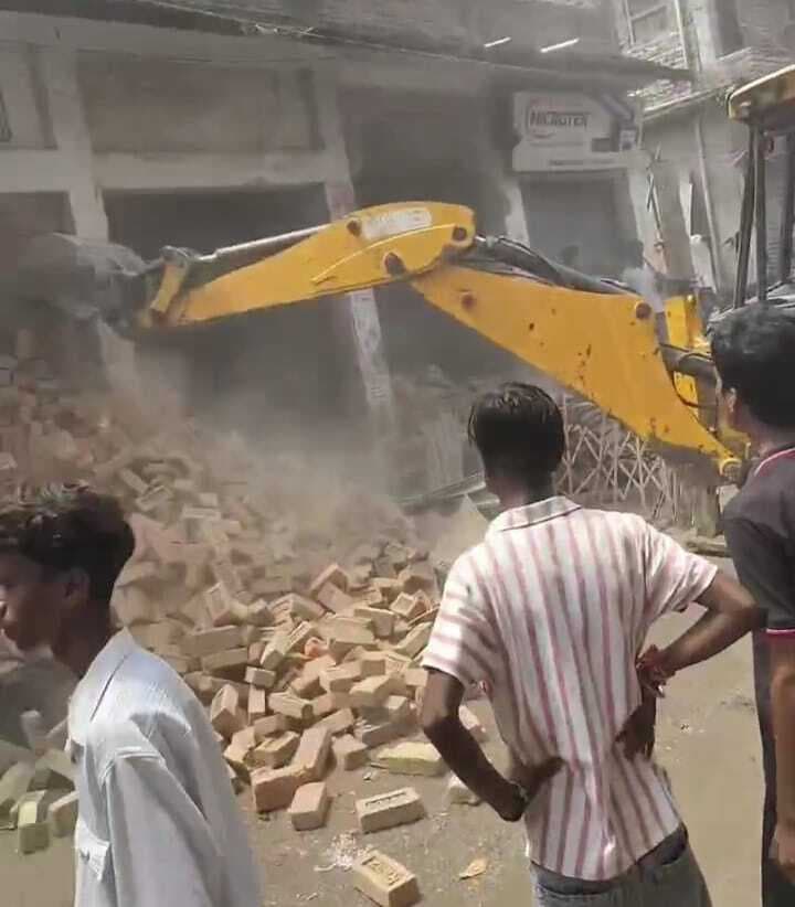 Samastipur News:दबंगों ने महिला रेलकर्मी के मकान व दुकान को जेसीबी मशीन चलाकर किया क्षतिग्रस्त