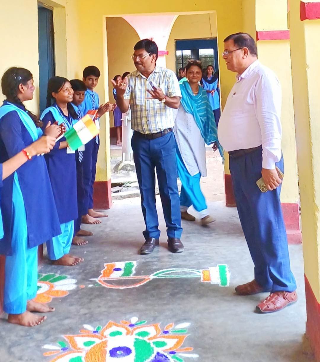 अनुग्रह मिडिल स्कूल में तिरंगा रंगोली के विजेता हुए सम्मानित