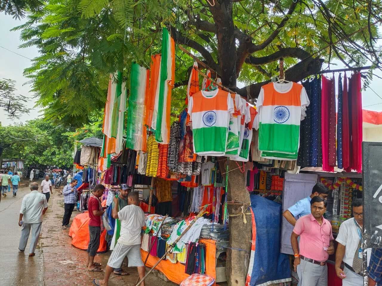 Madhubani : स्वतंत्रता दिवस को लेकर पटा तिरंगा से पटा बाजार, बैज व बैंड की खूब हो रही बिक्री