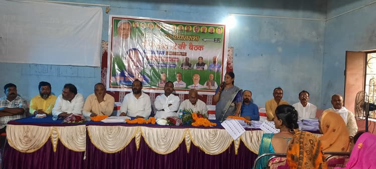 बीएलओ टू को छूटे वोटरों का नाम सूची में जोड़वाने का निर्देश