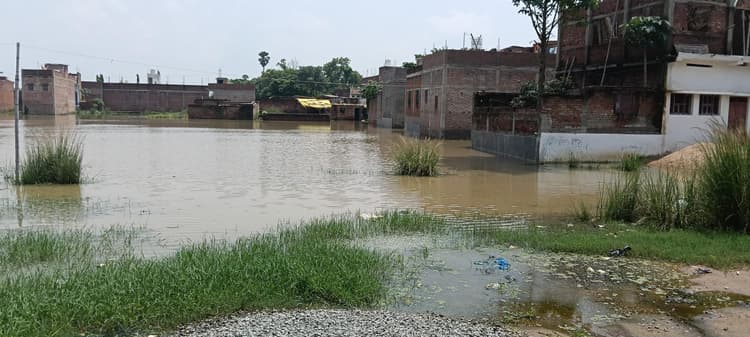 इमामगंज के दर्जनों घरों में घुसा बारिश का पानी , मोटर से निकाला जा रहा