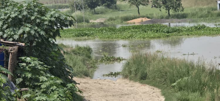 आजमनगर से दमदमा को जोड़ने वाली सड़क पर 6 फीट से अधिक पानी