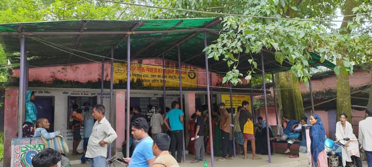 आवास, जाति व निवास प्रमाण पत्र बनाने उमड़ रही भीड़