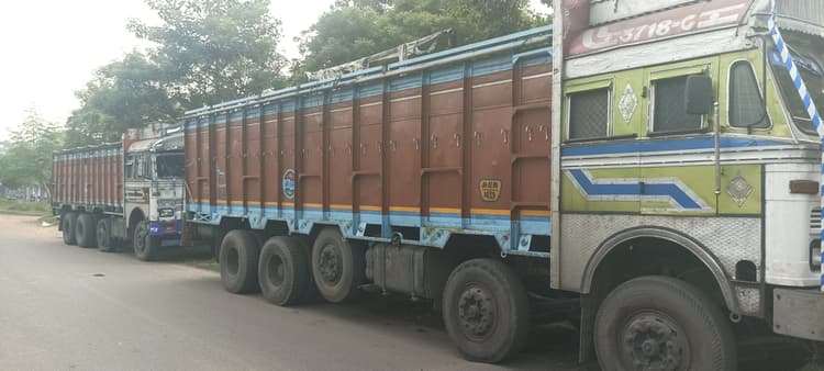 Dhanbad News : ग्रामीण जलापूर्ति योजना की पाइप चोरी कर ले जाते दो ट्रक व एक हाइड्रा पकड़ाया