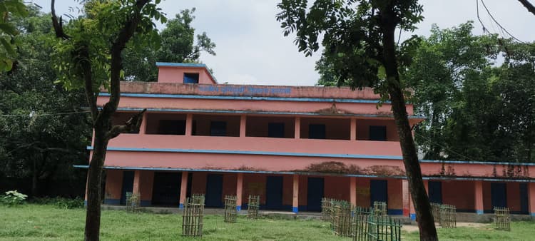 शिक्षकों की कमी से जूझ रहा राजकीय बुनियादी विद्यालय कोलासी