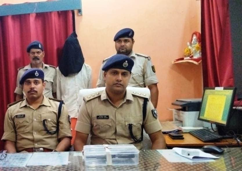 बस स्टैंड से पिस्तौल के साथ युवक गिरफ्तार