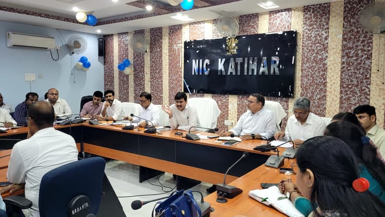 बाढ़ पीड़ितों के लिए राहत व बचाव कार्य सुनिश्चित करें: डीएम