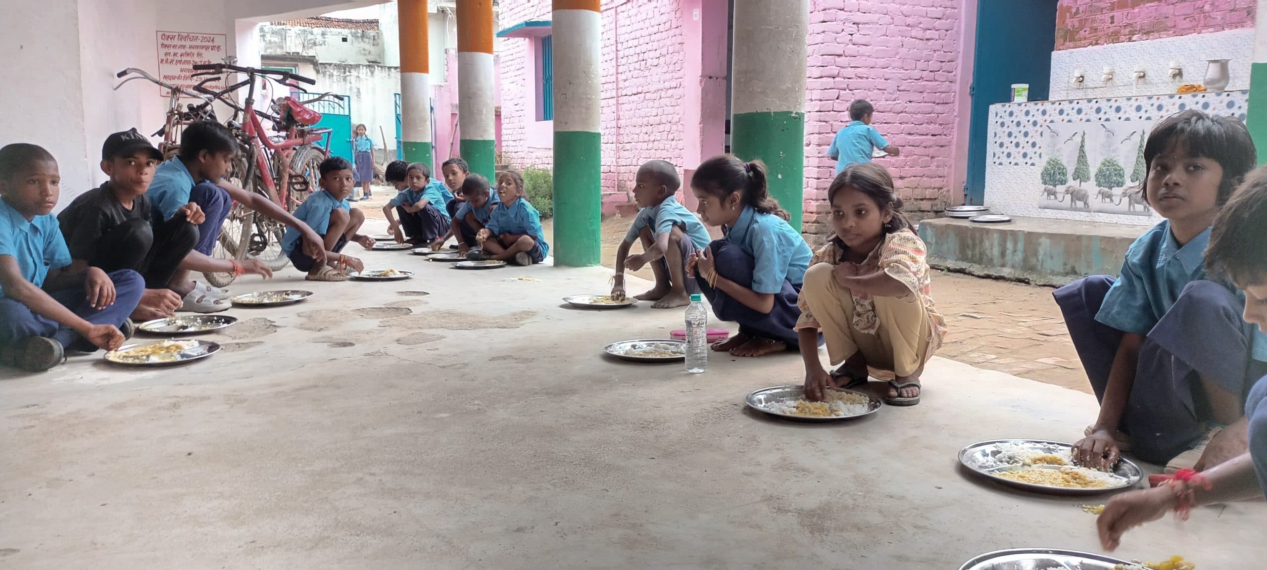 स्कूल के बच्चों ने एमडीएम की क्वालिटी पर उठाए सवाल, कहा- भात- दाल अच्छा नहीं आता