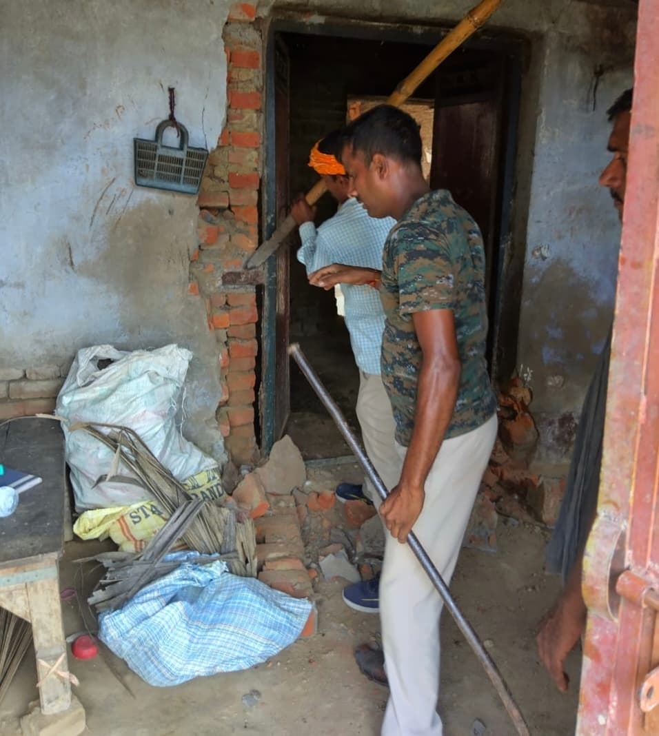 धर्मेंद्र हत्याकांड में फरार आरोपितों के घर पुलिस ने की कुर्की