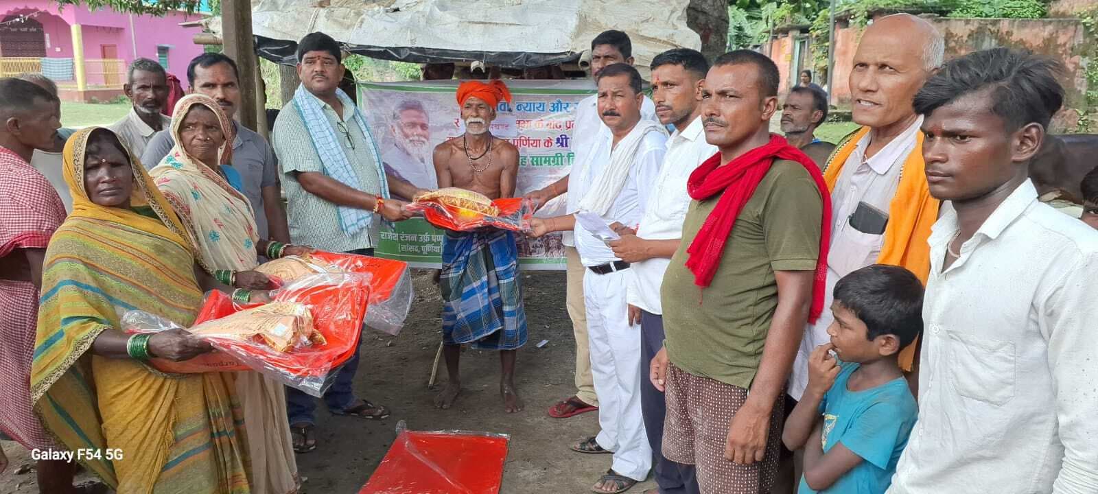 बाढ़ पीड़ितों के बीच राहत सामग्री का किया वितरण