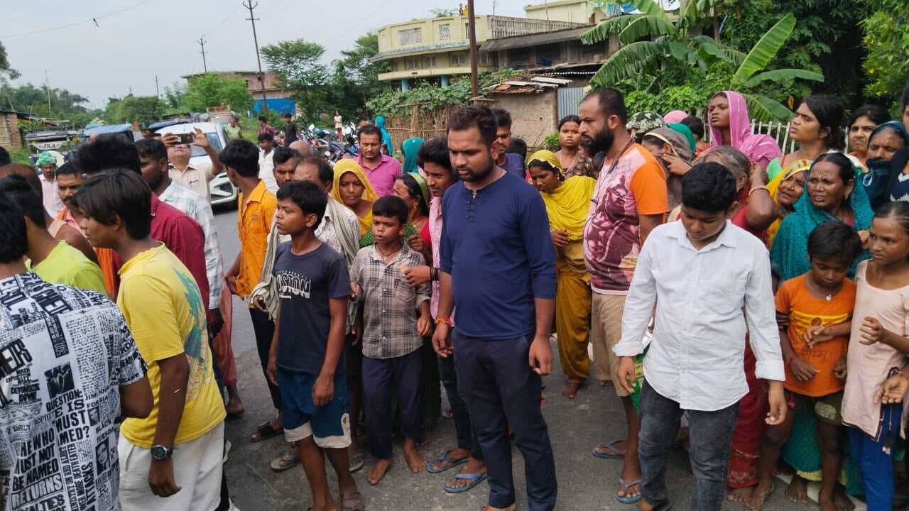 Madhubani : कार व बाइक की टक्कर में बाइक चालक की मौत