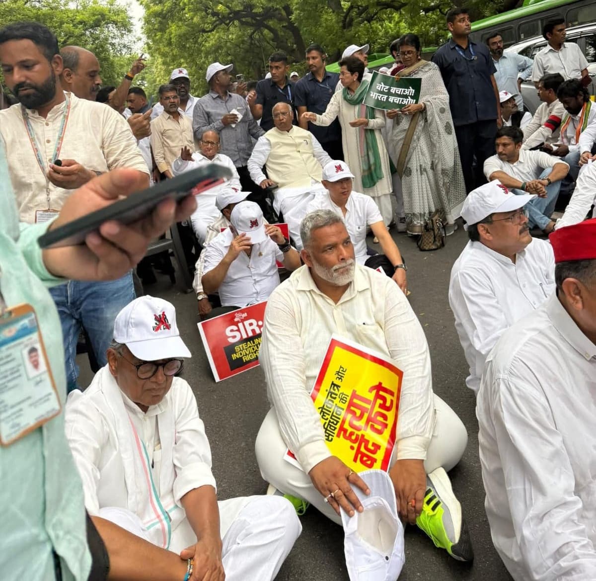 दिल्ली में वोट चोरी के खिलाफ प्रदर्शन में पप्पू यादव भी हिरासत में