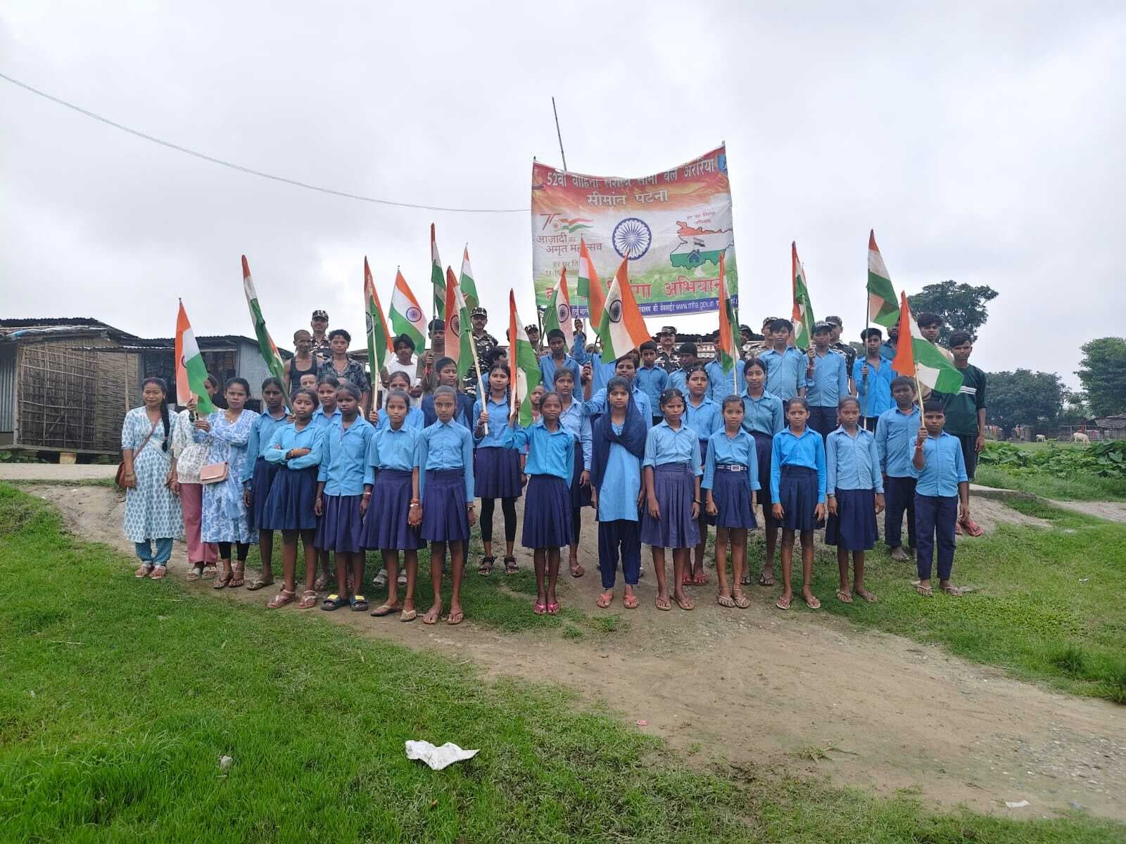 एसएसबी ने बच्चों के संघ निकाली तिरंगा रैली