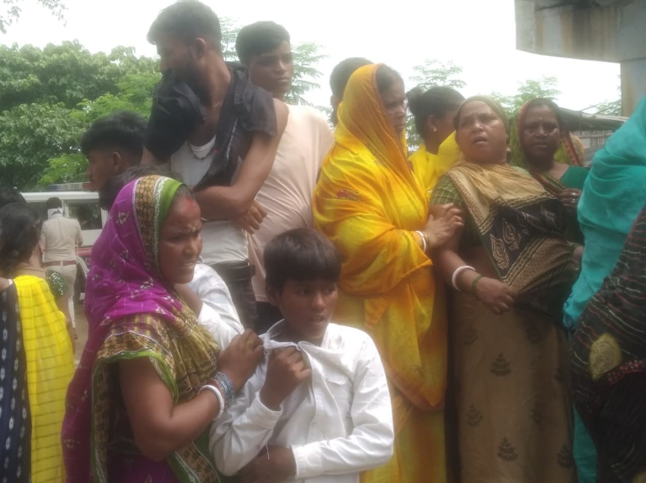 बाढ़ के पानी में डूबने से किशोरी व युवक की मौत