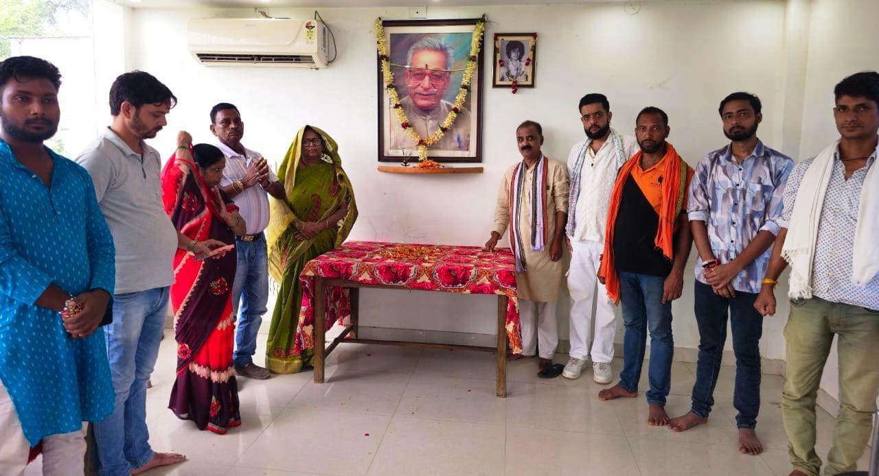 पुण्यतिथि पर पूर्व मंत्री शमशेर बाबू को दी श्रद्धांजलि