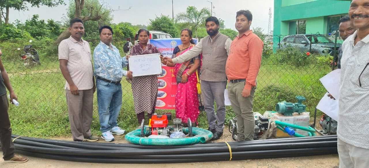 किसानों के बीच पंप सेट का किया गया वितरण