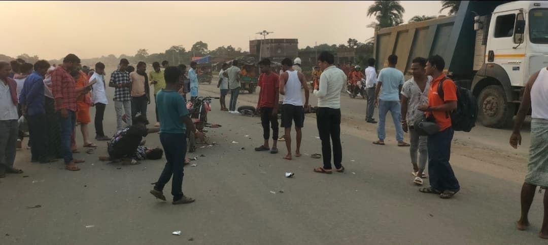 Deoghar News : दो बाइक की जोरदार टक्कर में युवक की मौत, दो गंभीर रूप से घायल
