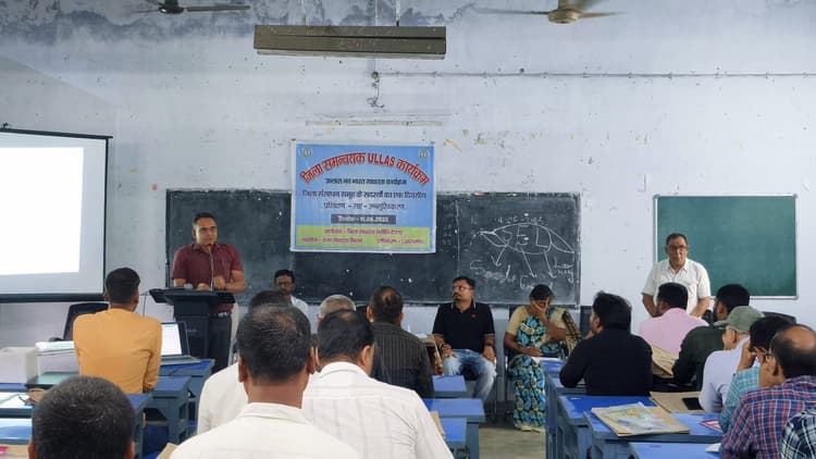 Deoghar News : साक्षरता से ही आत्मनिर्भरता और राष्ट्र का विकास: डीइओ