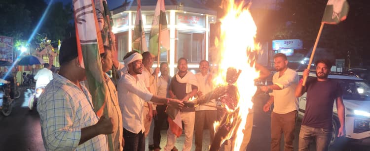 महागठबंधन नेताओं की गिरफ्तारी के विरोध में किया पुतला दहन