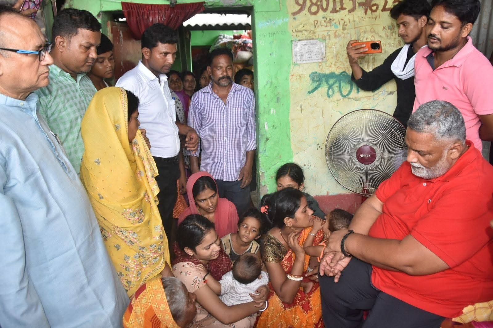 सांसद पप्पू यादव ने पीड़ित परिवारों से मिलकर की आर्थिक मदद