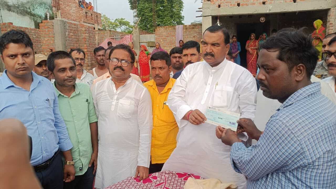 मृतक के परिजनों को मंत्री ने सौंपा चार लाख का चेक