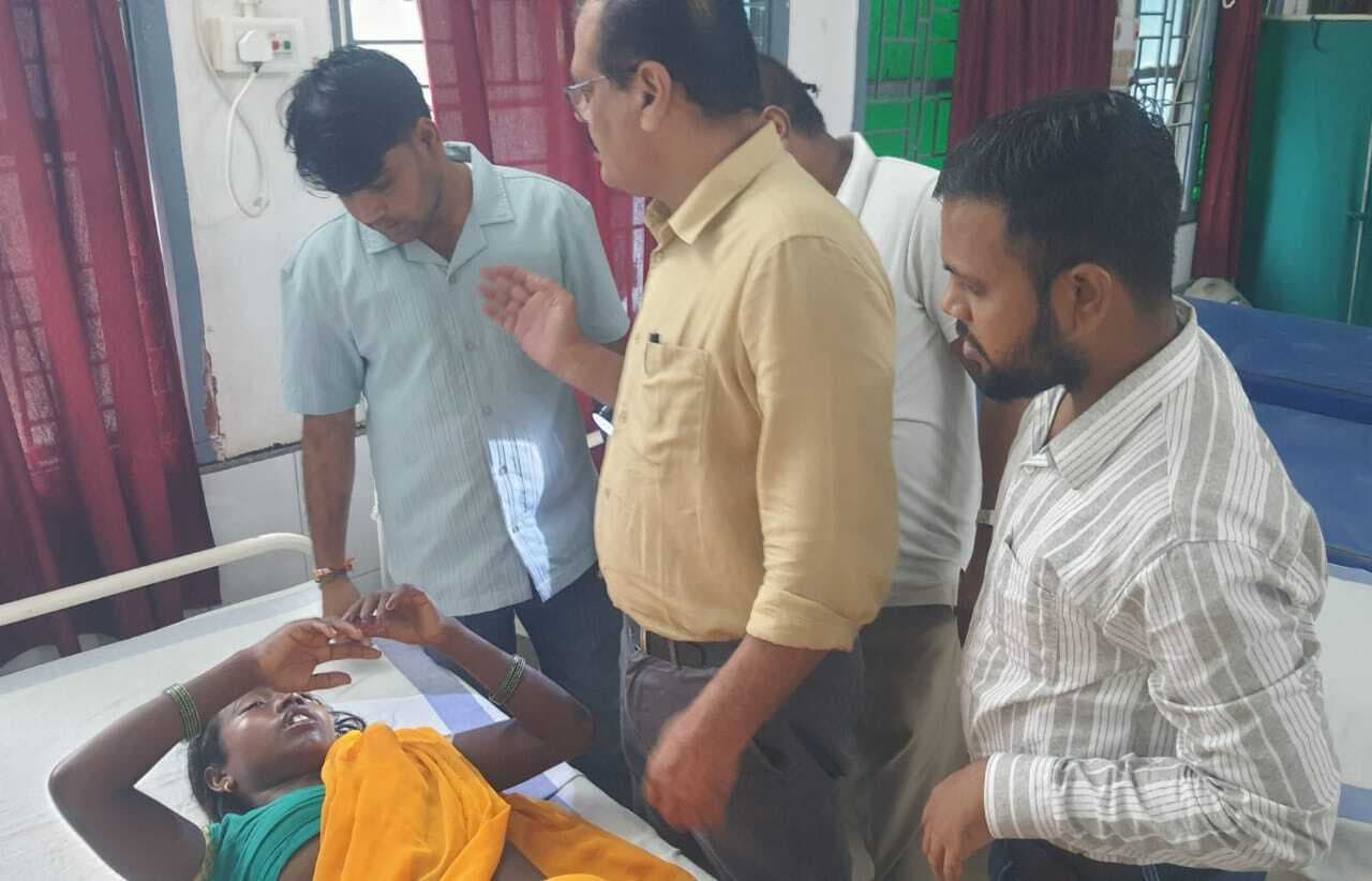 सर्पदंश से जख्मी महिला अस्पताल में भर्ती