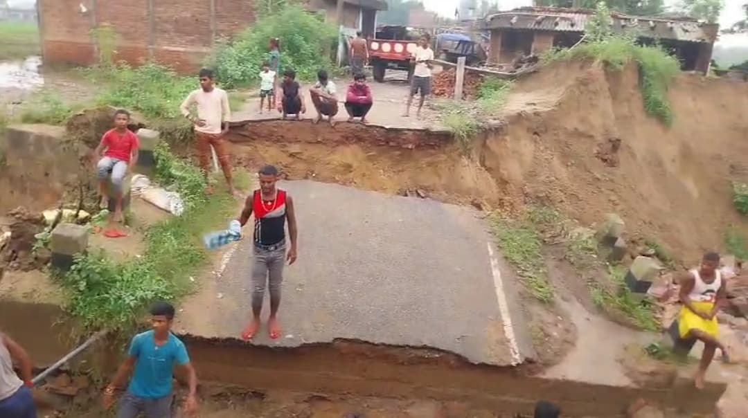 सहरोय गोयड़ा गांव के पास पुलिया टुटकर हुआ ध्वस्त, आवागमन ठप